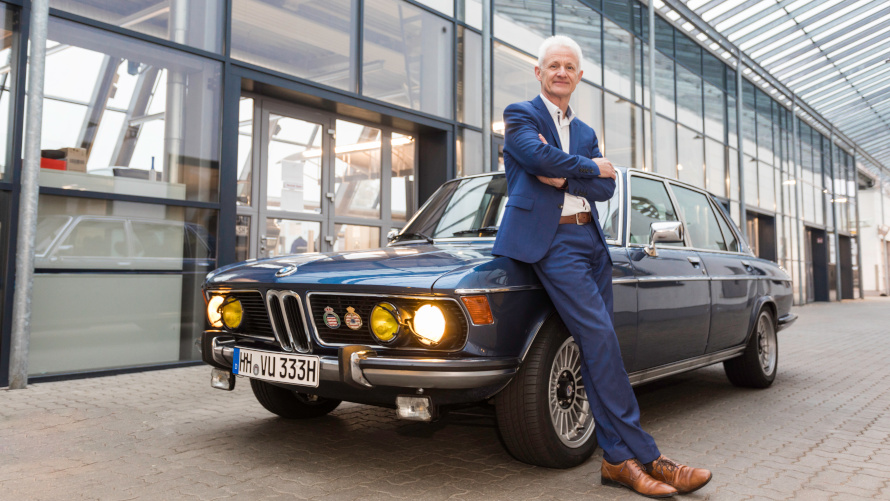 frank förster leiter aftersales am bmw hauptbetrieb am offakamp vor seinem bmw oldtimer